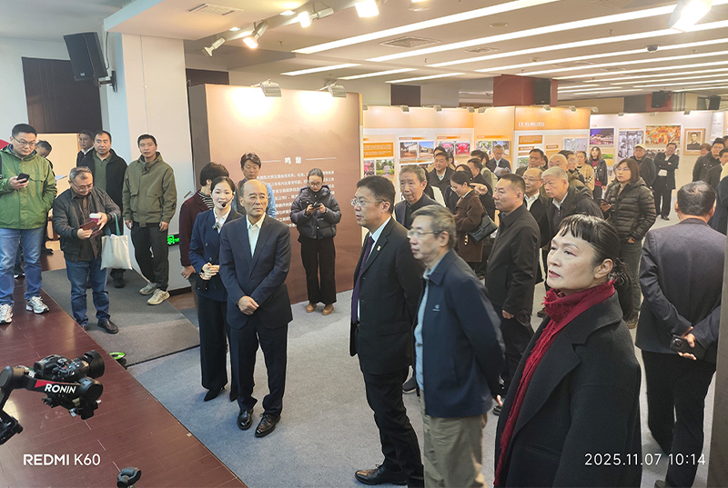 11月7日，，，，，，，由我公司设计施工的“范长江西北考察暨红军长征抵达陕北九十周年岁念展”在北京开幕